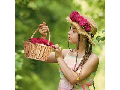 6 लोगों के लिए बच्चों का पिकनिक टोकरी सेट प्लास्टिक टोकरी खिलौना लकड़ी के हैंडल के साथ गहरा